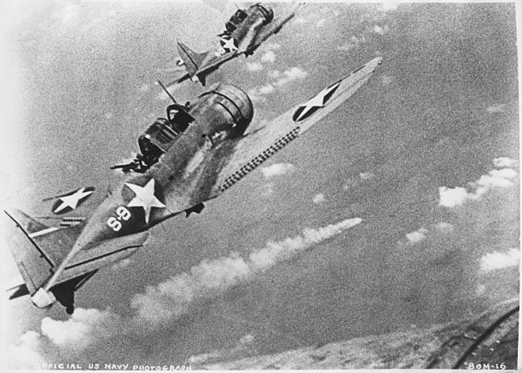 Bombardeiros de mergulho Douglas SBD-3 Dauntless dos EUA prestes a atacar o cruzador japonês Mikuma
